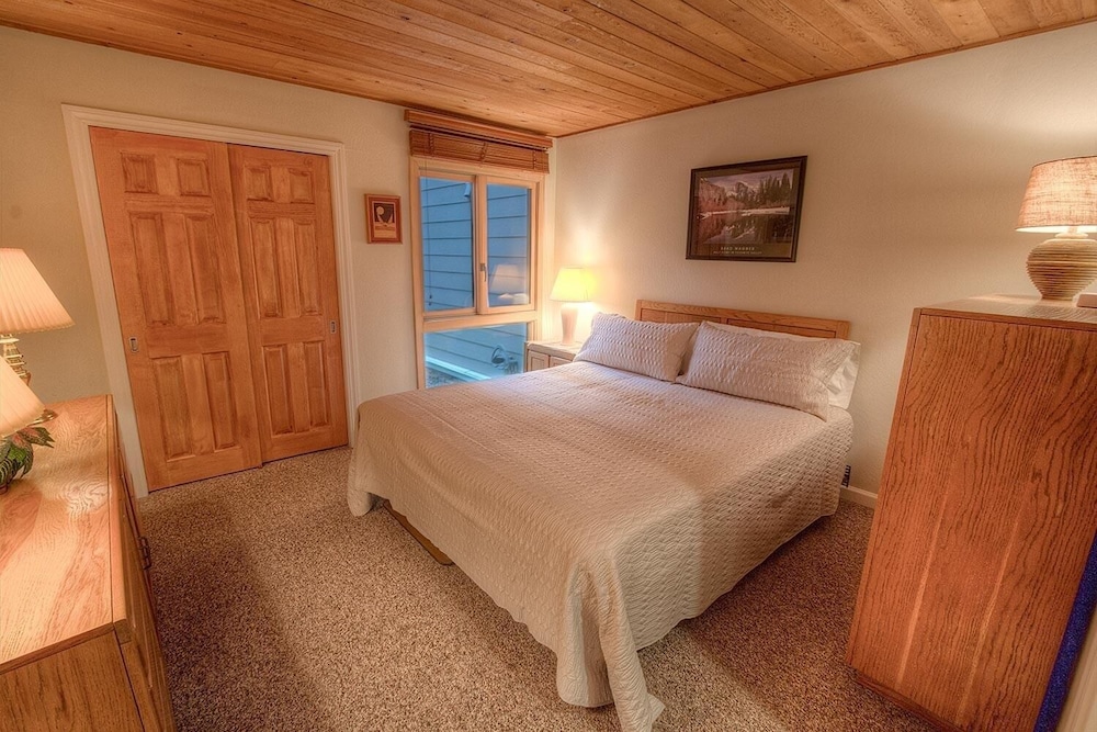 Lake Tahoe Vacations - Cartwright Corner Condo 4 Bedroom Townhouse by RedAwning - Property Image 24