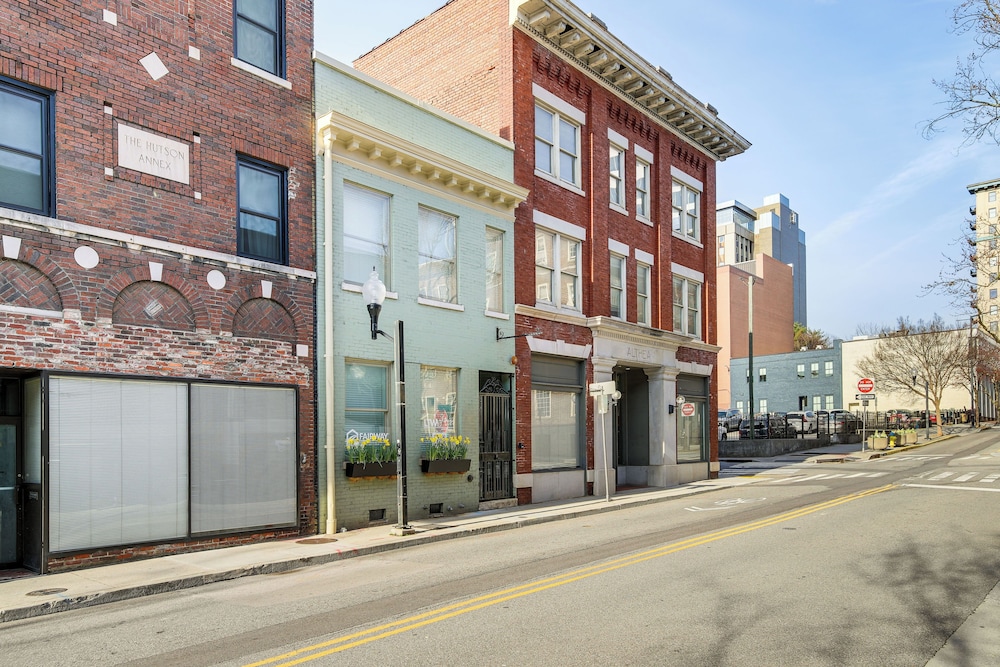 Stylish Dtwn Knoxville Condo w/ Rooftop Deck! view 2
