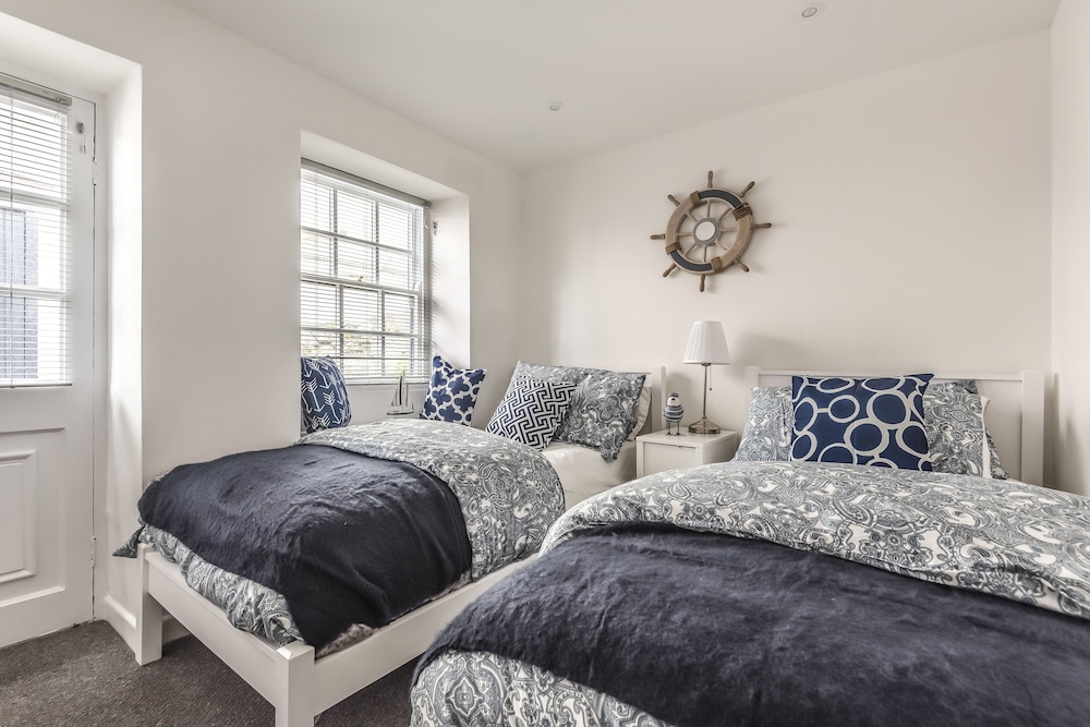 Cottage - Sleeps 6 - Pet Friendly - Patio view 4