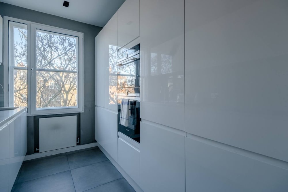 Modern and Luxurious 2 Bedroom Flat - Barons Court