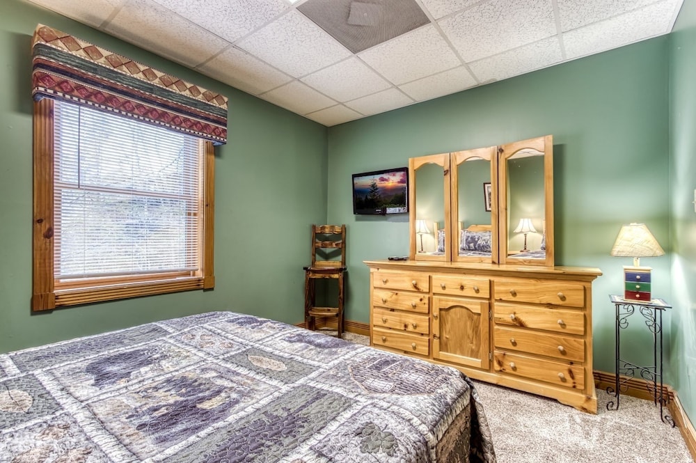 Er92 - Virginia's Villa - Great Location! Close To All The Action! 5 Bedroom Cabin by RedAwning view 3