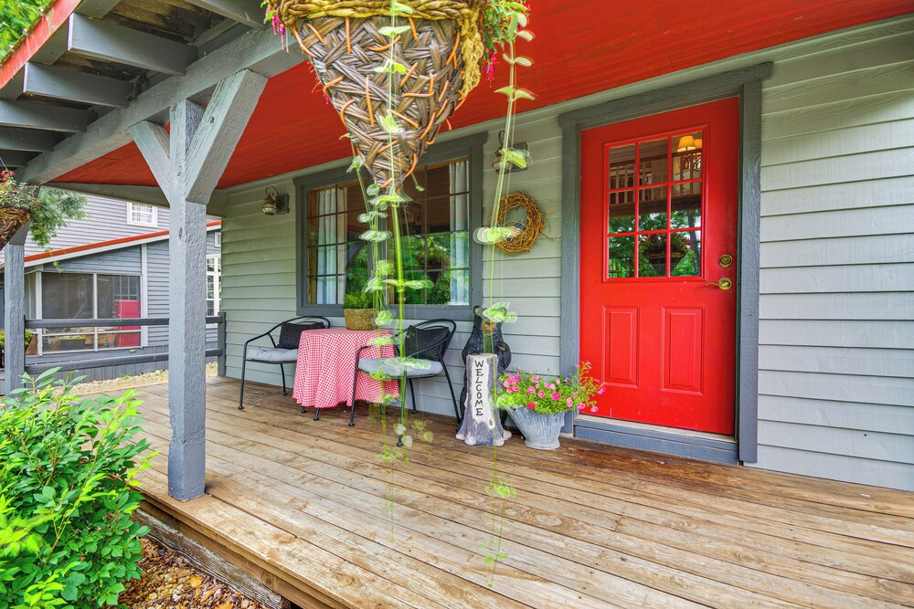 Hike, Swim & Fish: Lakefront Cabin in Roach!