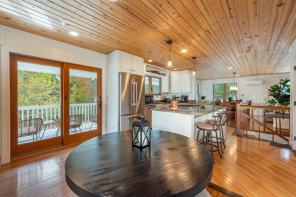 Riverside Bliss Mountain Views Cozy Fires