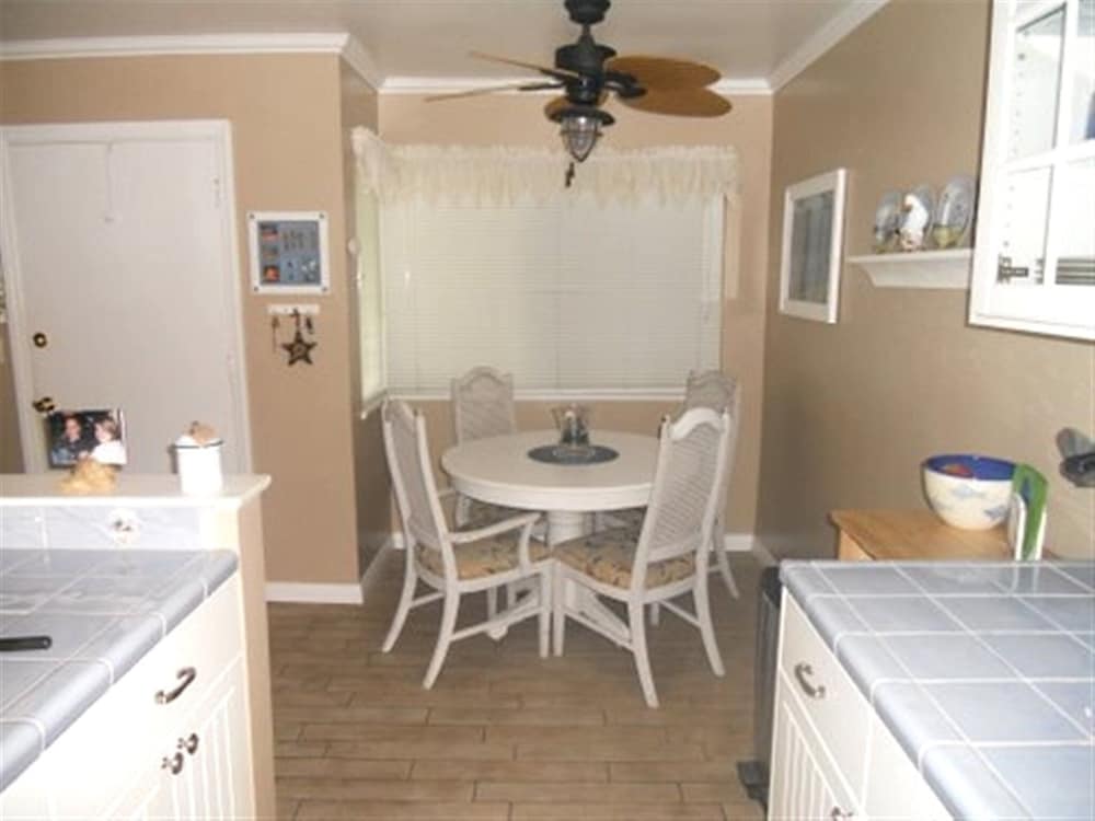 Beautiful 1 Bed Beach Condo #122 1 Bedroom Condo by RedAwning