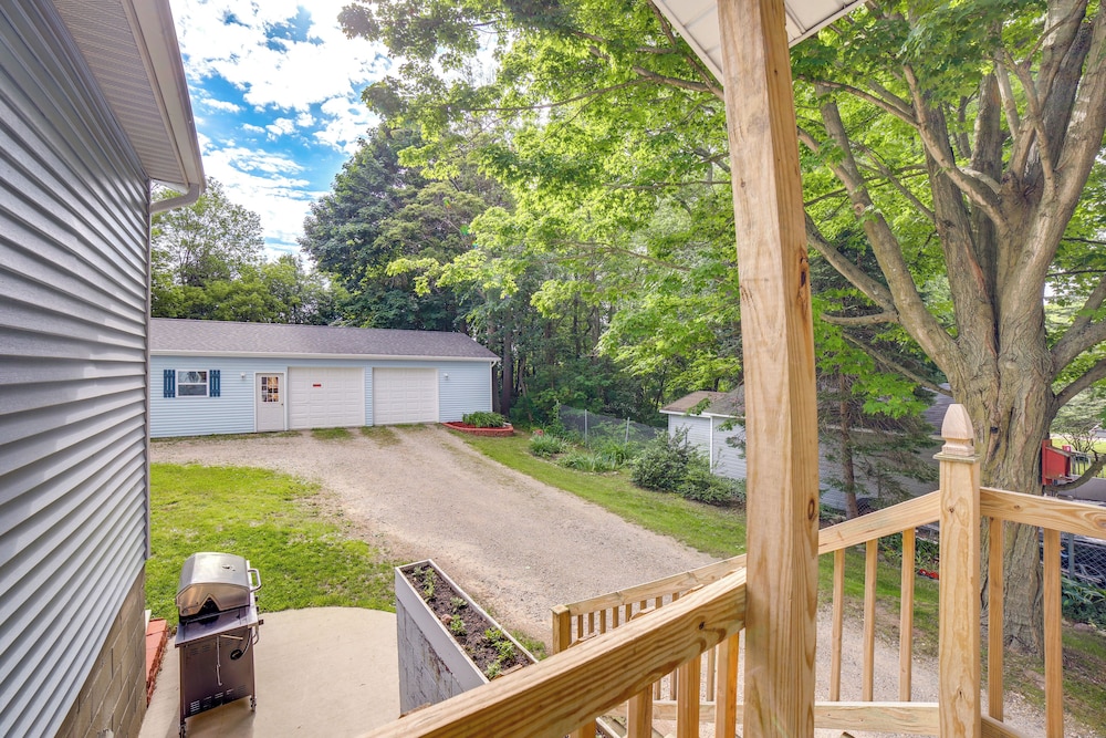 Near Saugatuck Dunes: Pet-friendly Fennville Home! view 4