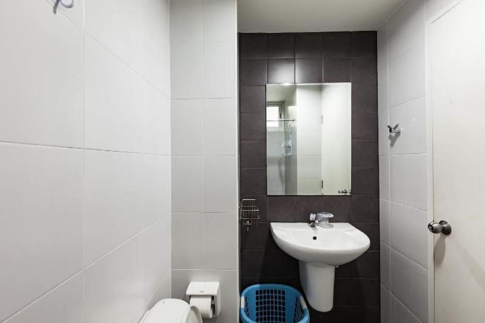 1BR Condo 5 Min to BTS 1000mbps Fiber Wi-fi Great Location