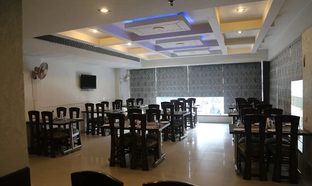 Hotel Impress By RMR Hotels