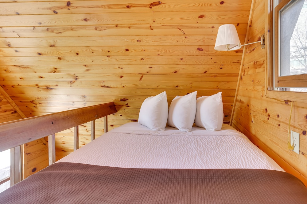 Cozy Keystone Cabin: Hot Tub, 3 Mi to Mt Rushmore! view 2