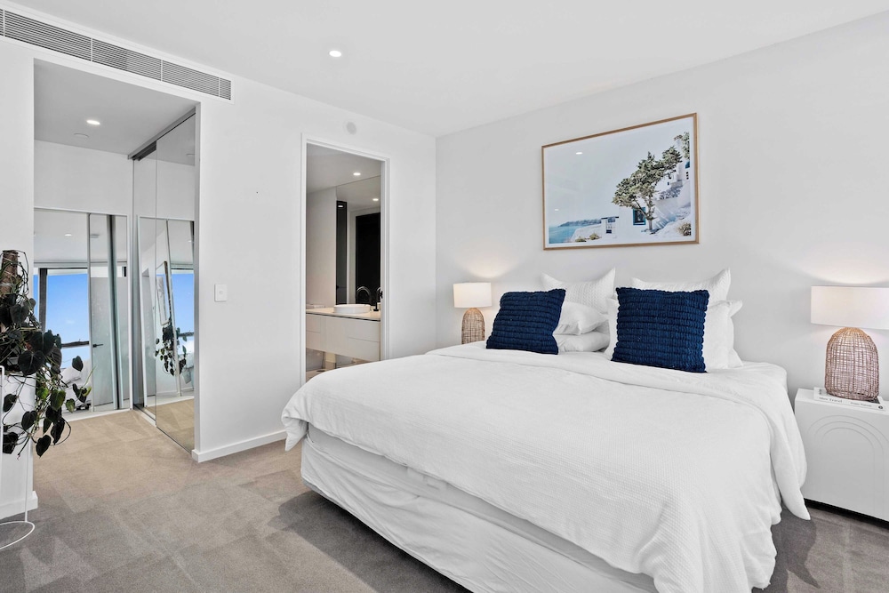 Palm Beach Luxury with Hinterland Views