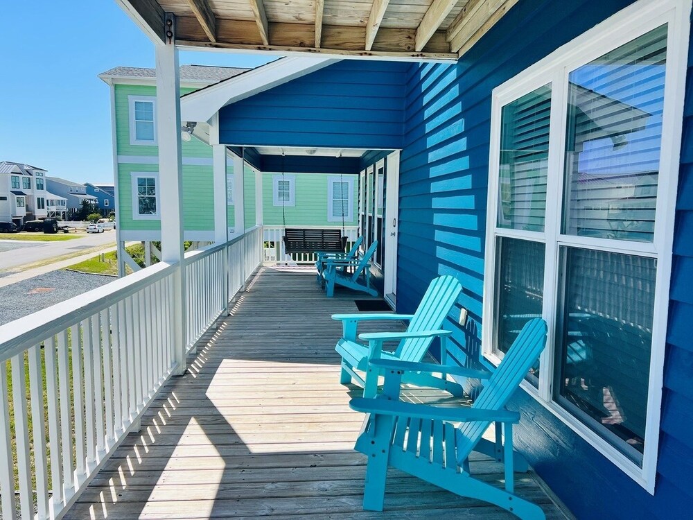 Just Breeze 'n 4 Bedroom Home by RedAwning