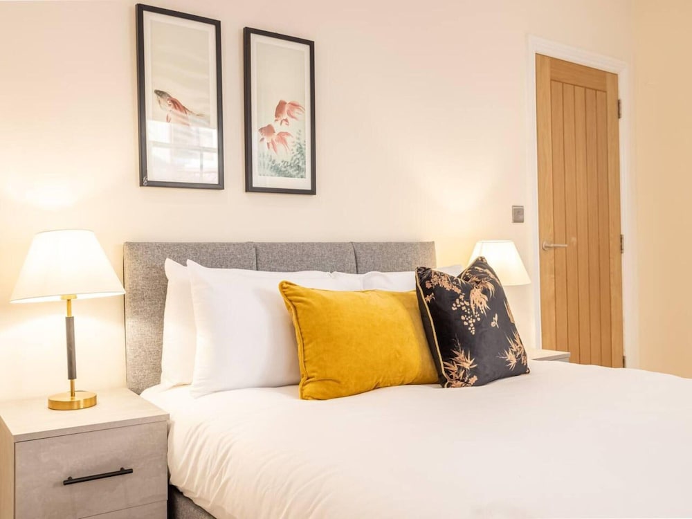 Ipswich Waterfront Serenity - City View 2BR Apt view 5
