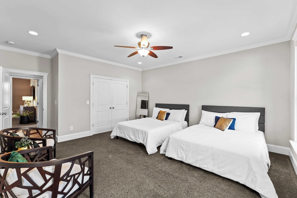 Luxury Lakefront Stay Private Dock, Indoor/outdoor Pool The Retreat