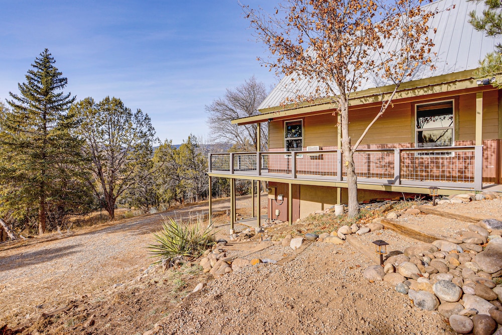 2 Mtn-view Decks + Natural Spring: Durango Retreat