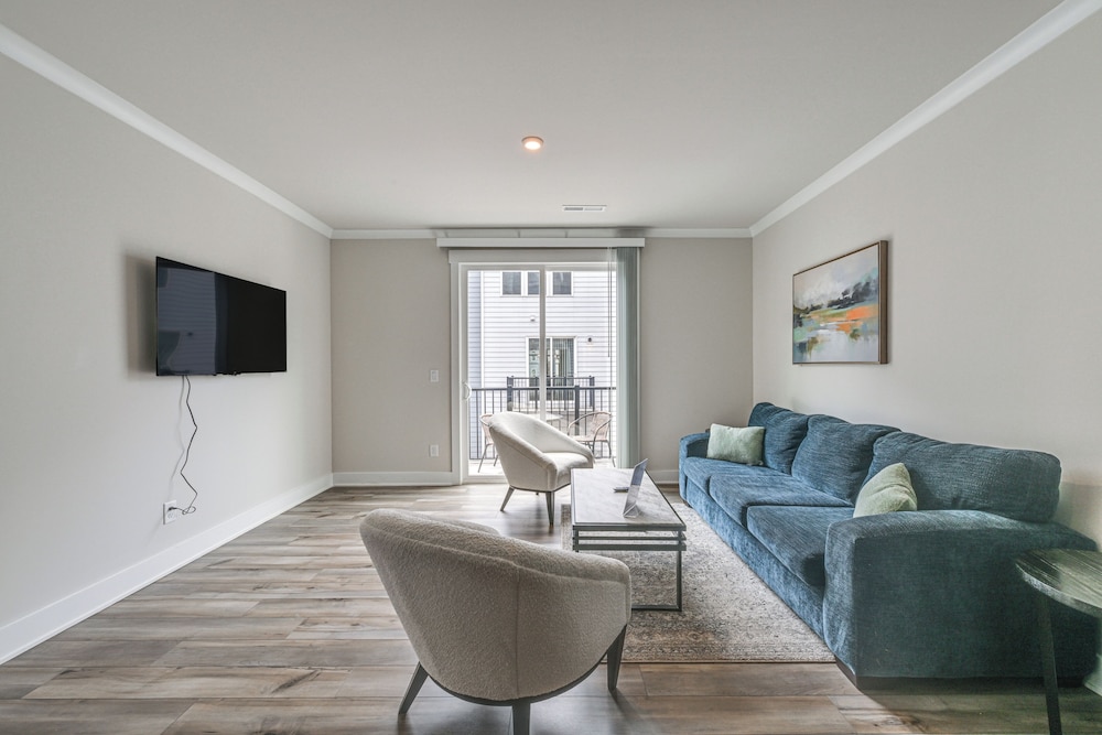 Walk to Music Factory: Townhome w/ Rooftop Deck!