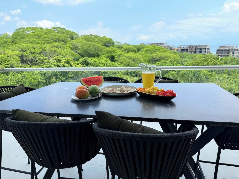 Luxury 2BR Bolongo Ocean View Private Beach