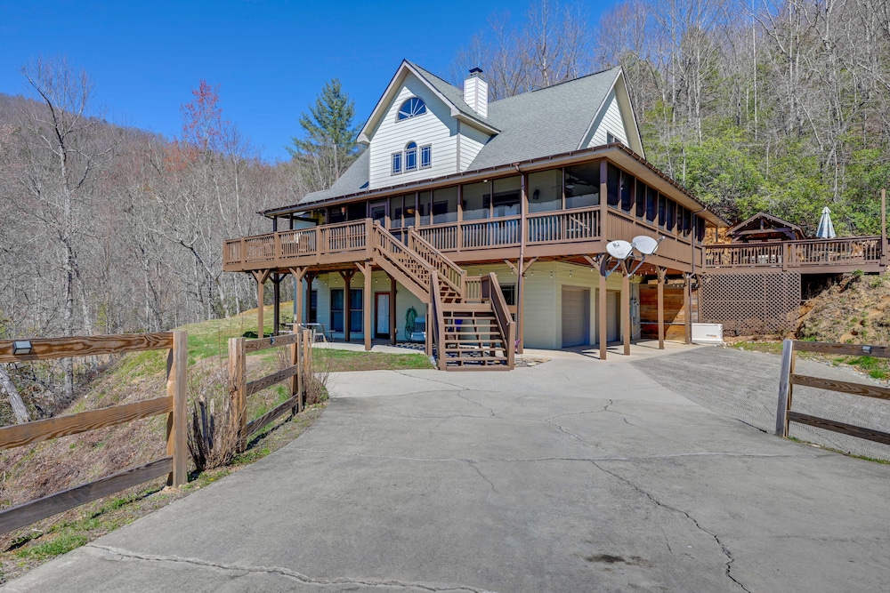 Beautiful Bryson City Home w/ Hot Tub & Mtn Views!