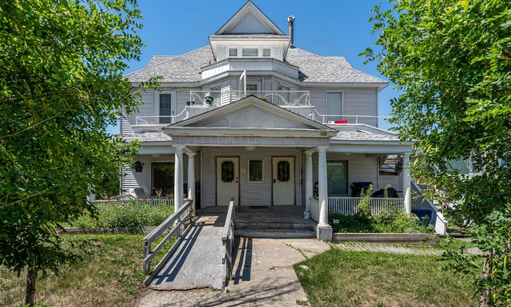 Cranbrook Vacations - Victorian Suite No Service Fees Heritage Home - Property Image 5