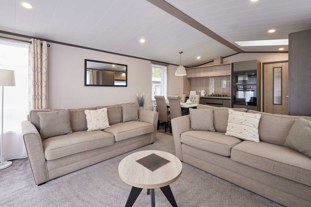Host Stay Royal Pines Lodge