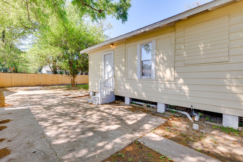 Lovely Mobile Home w/ Smart TV: 2 Mi to Downtown! view 2