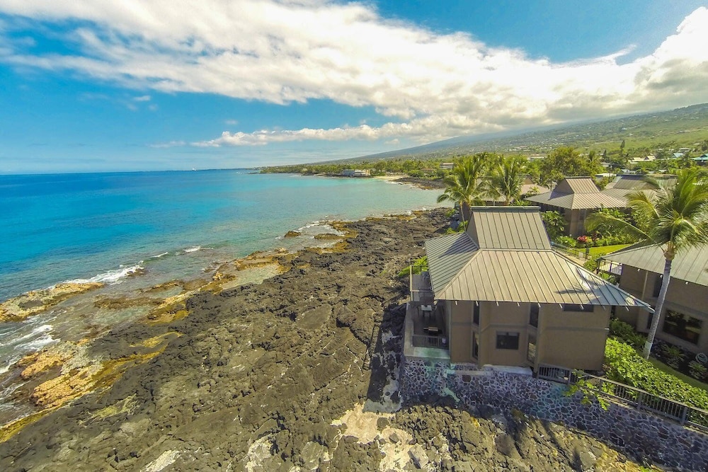 Air-conditioned Ocean Front Hawaii Townhome! - Sleeps 6 - Vrkcv