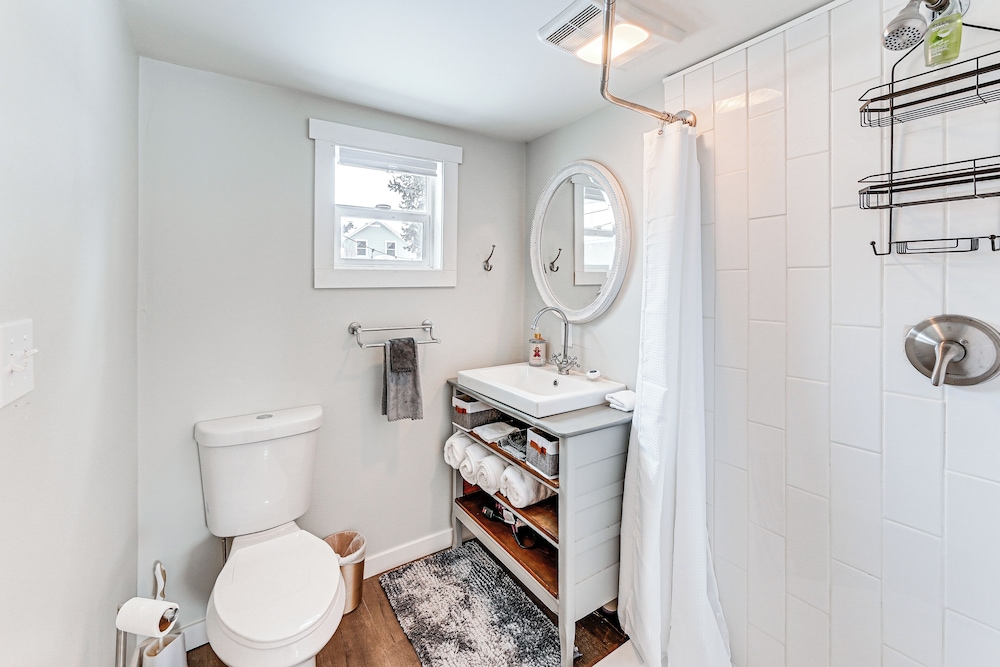 1 Mi to Main Street Polson: Updated Home w/ Deck!
