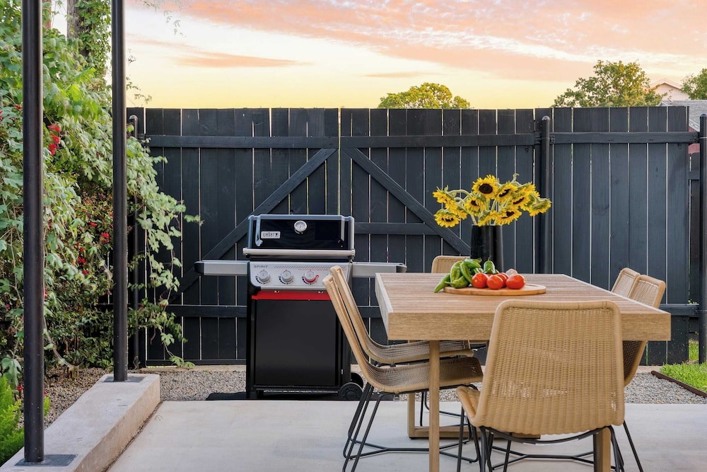 Modern East Austin Home w/ Pool, Near Downtown & Lady Bird Lake Casa 1803 by Avantstay