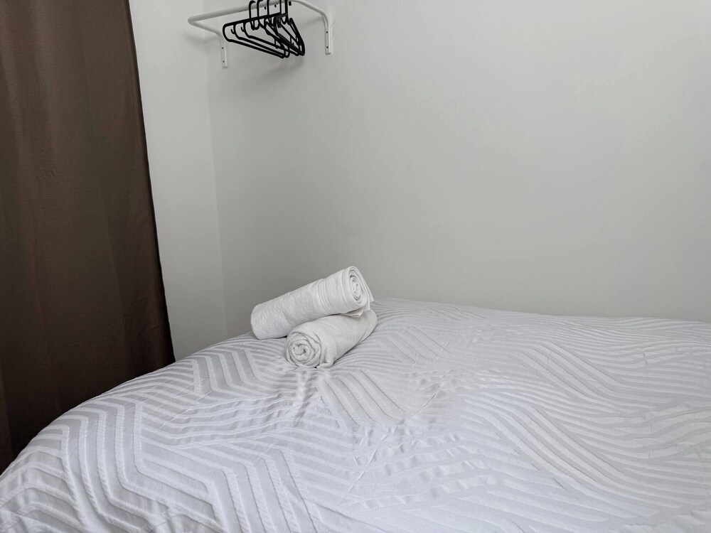 Urban Calm Spacious 3-bed Home With Free Parking