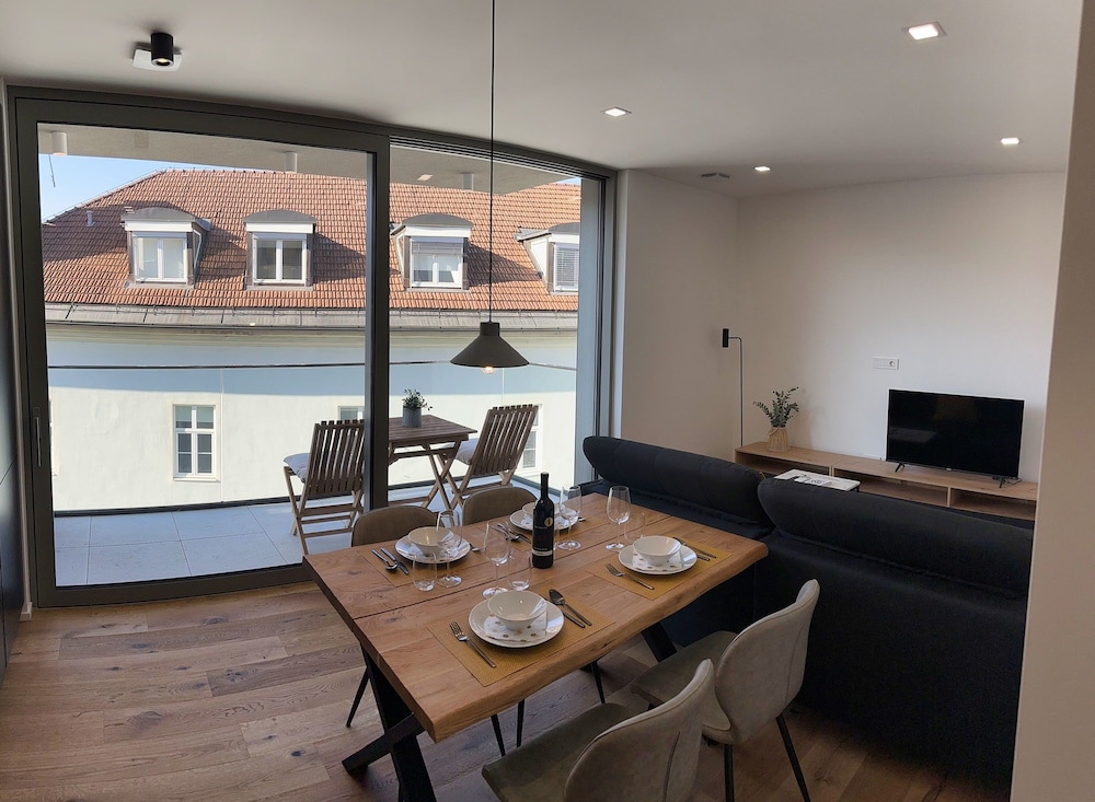 Garden Residence - Premium Downtown Apartment