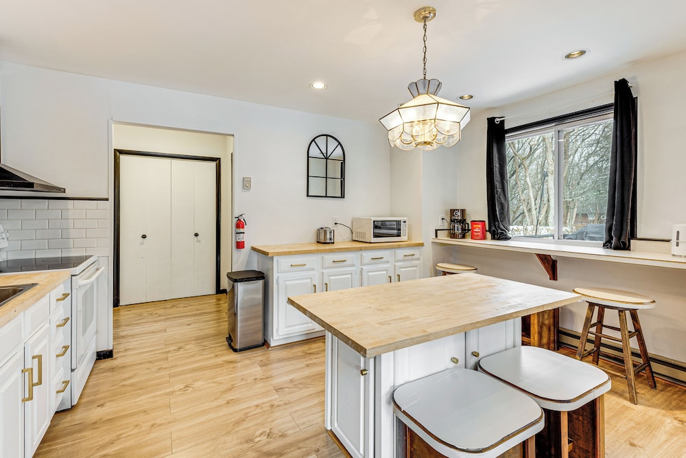 Hot Tub & Game Room: Long Pond Getaway!