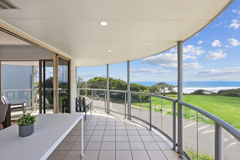 Oceanside Apartment With Views of Yaroomba Beach