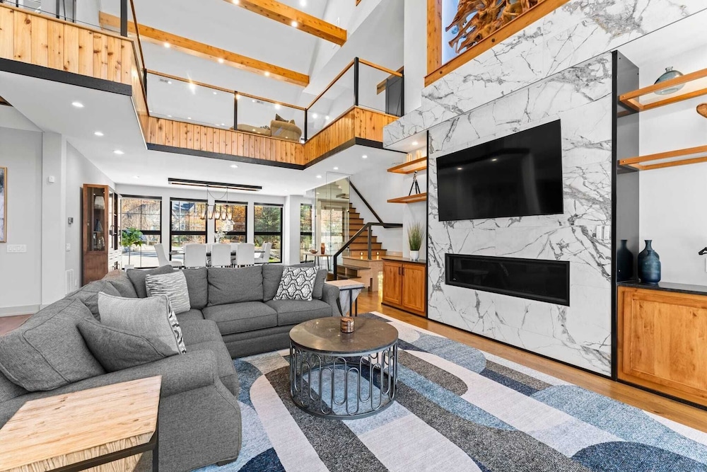 The Grand on Greenbay-7 Bedrooms Sleeps 21 Modern new Build