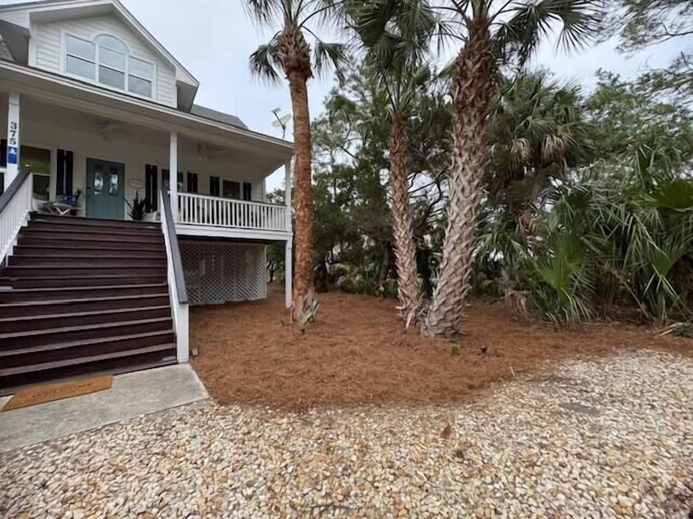 Beautifully Appointed 3-bed, 2.5-bath Home, Great Location Near Beach & Club