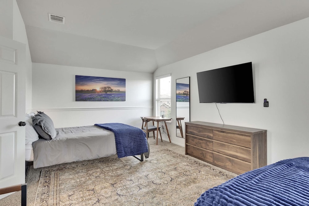 Luxury 4BR 2 5BA Home EV Charger Pool Access