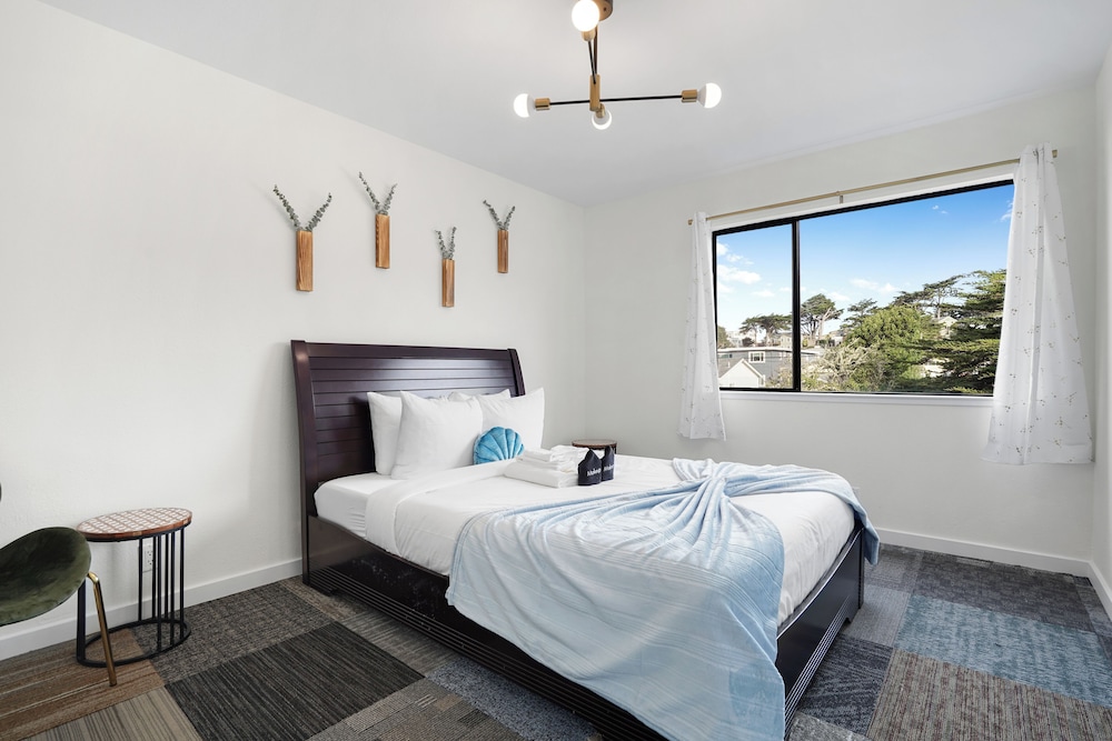 Spacious 5BR Retreat 8 Beds Beach & Golf