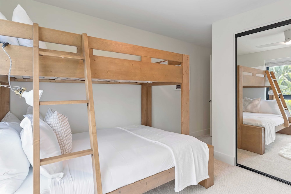 2 Homes in San Clemente by Avantstay Sleeps 26, Steps From Sunset Cliffs, Ocean Beach & Dining