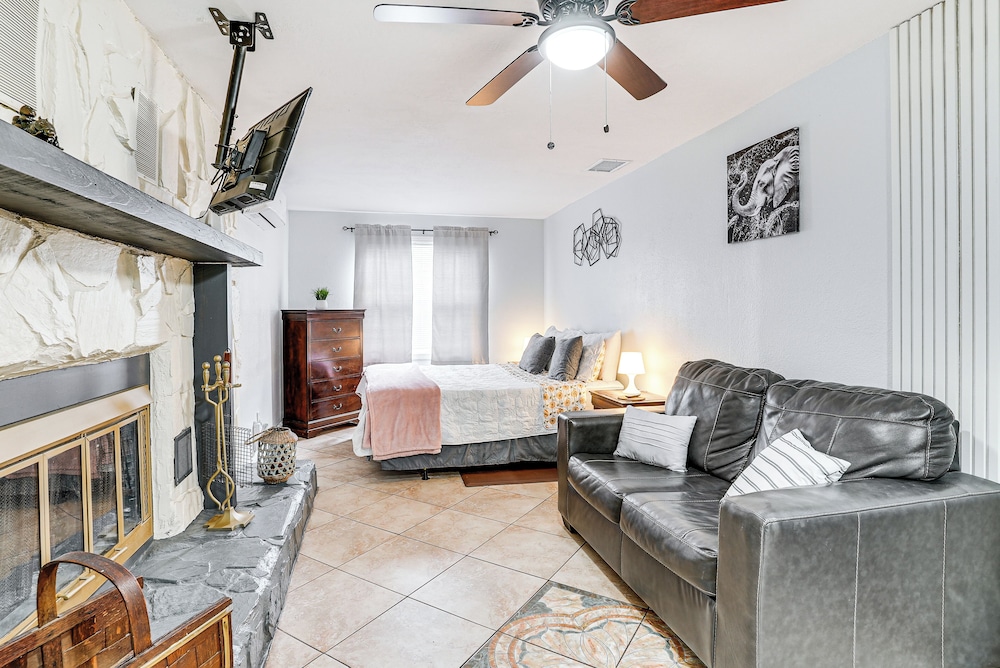 Screened Porch: Tampa Studio 4 Mi to Busch Gardens