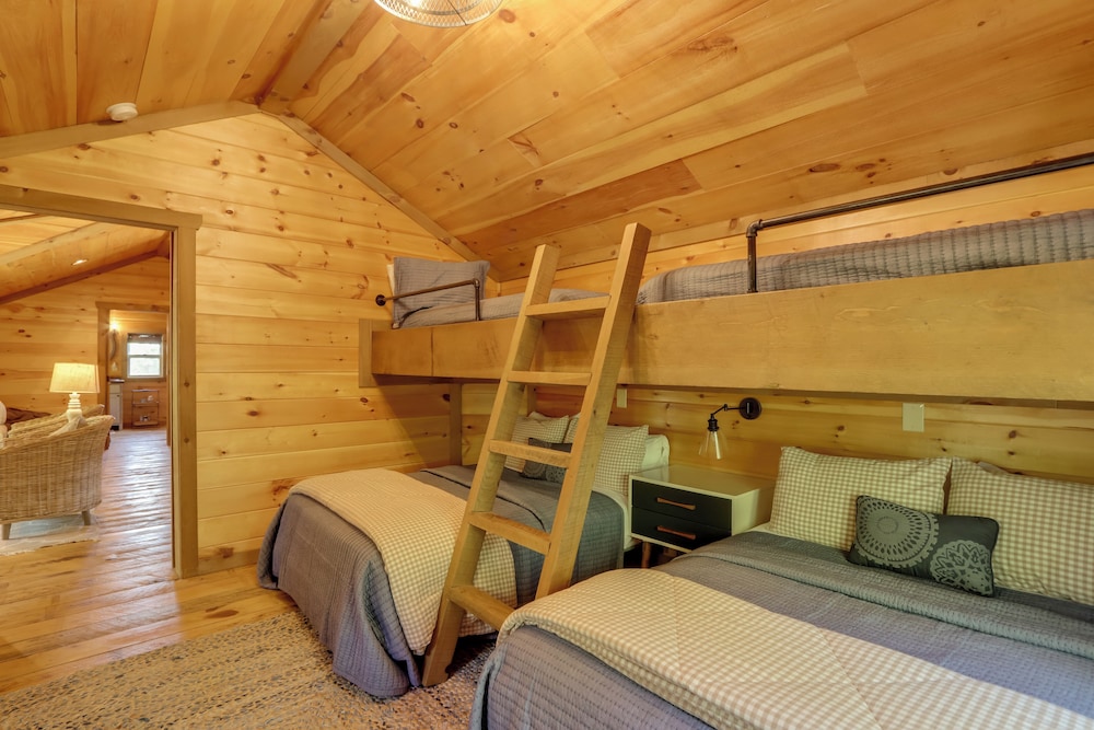 Family Oasis w/ Game Room & 2 Decks in Blue Ridge!