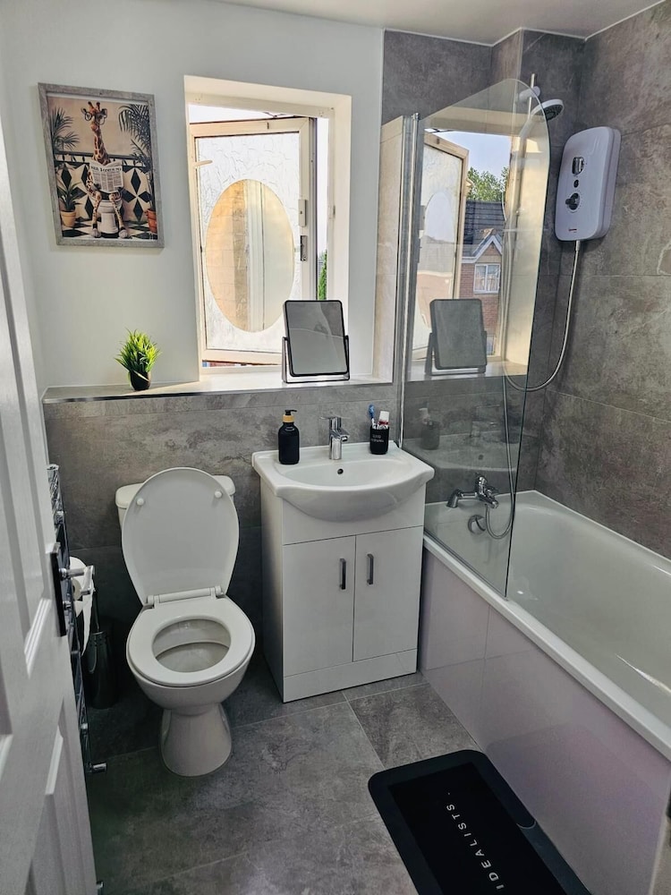 Stylish 3 Bed Home Parking City centre