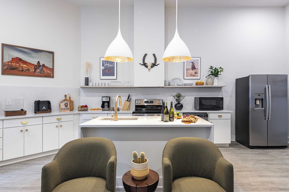Outrider Buyout- 3 Units by Avantstay Sleeps 36