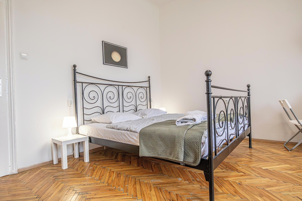 Bright 2BR Apartment Near Danube