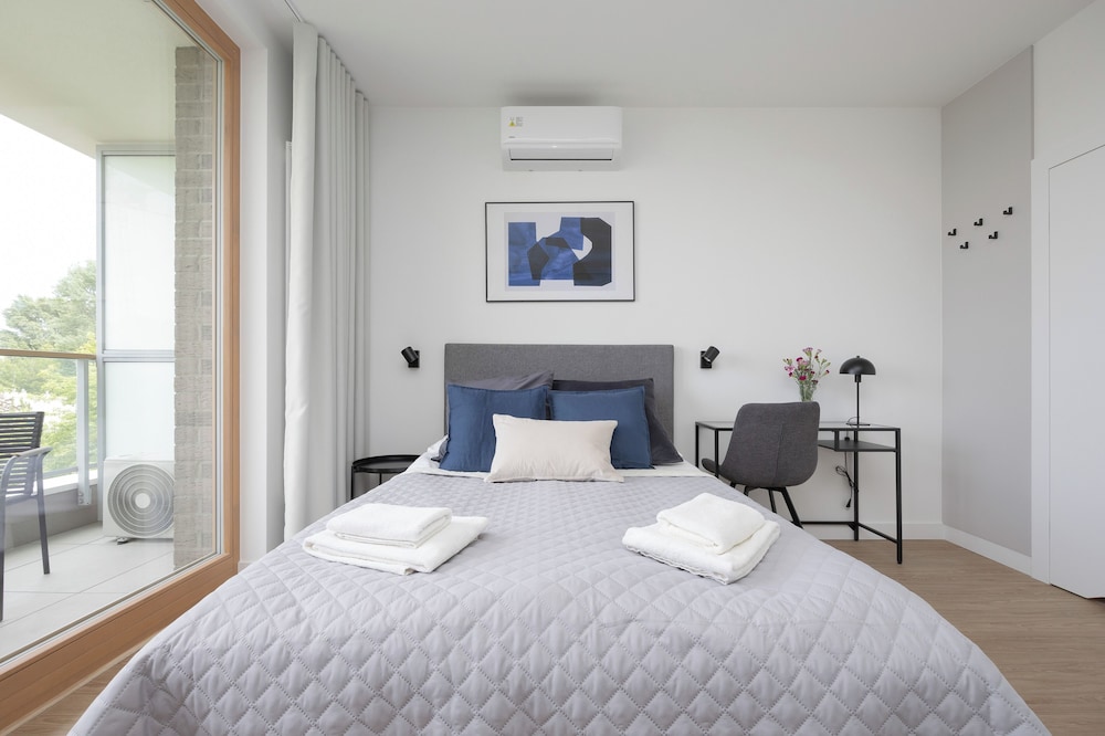 Modern Studio Warsaw by Renters Prestige view 5