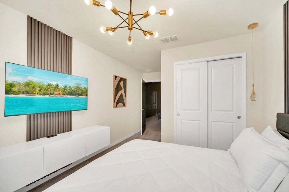 Luxury Home With Splash Pool 5 Bed Townhome! 5 Bedroom Townhouse