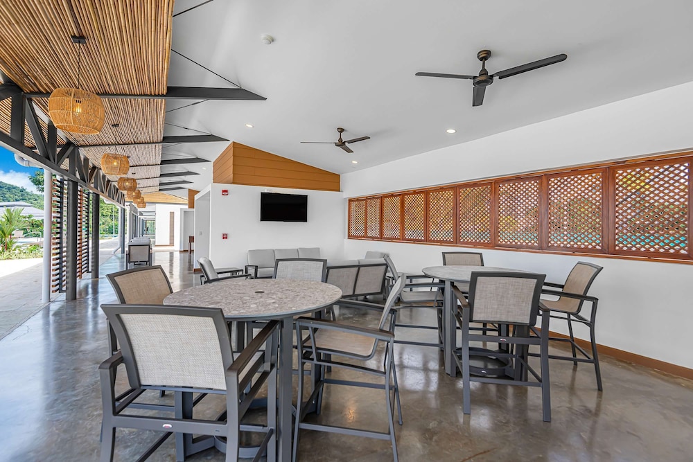 Upstay - Brand New Condo w Pool - 5 Mins to Beach