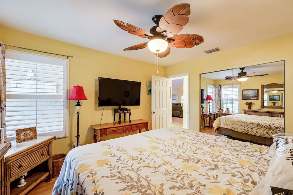 Extended Stay in Estero: Townhome w/ Lake Views!
