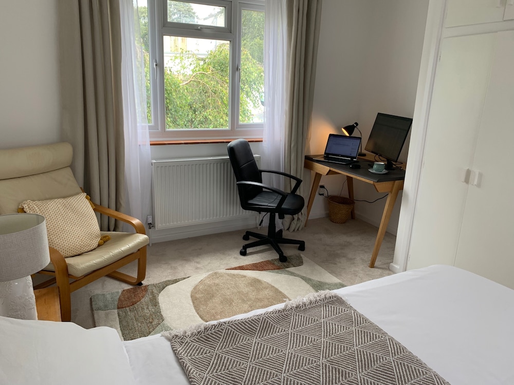 2 Bed-sleeps 4-parking-pets-10 min Walk to Beach