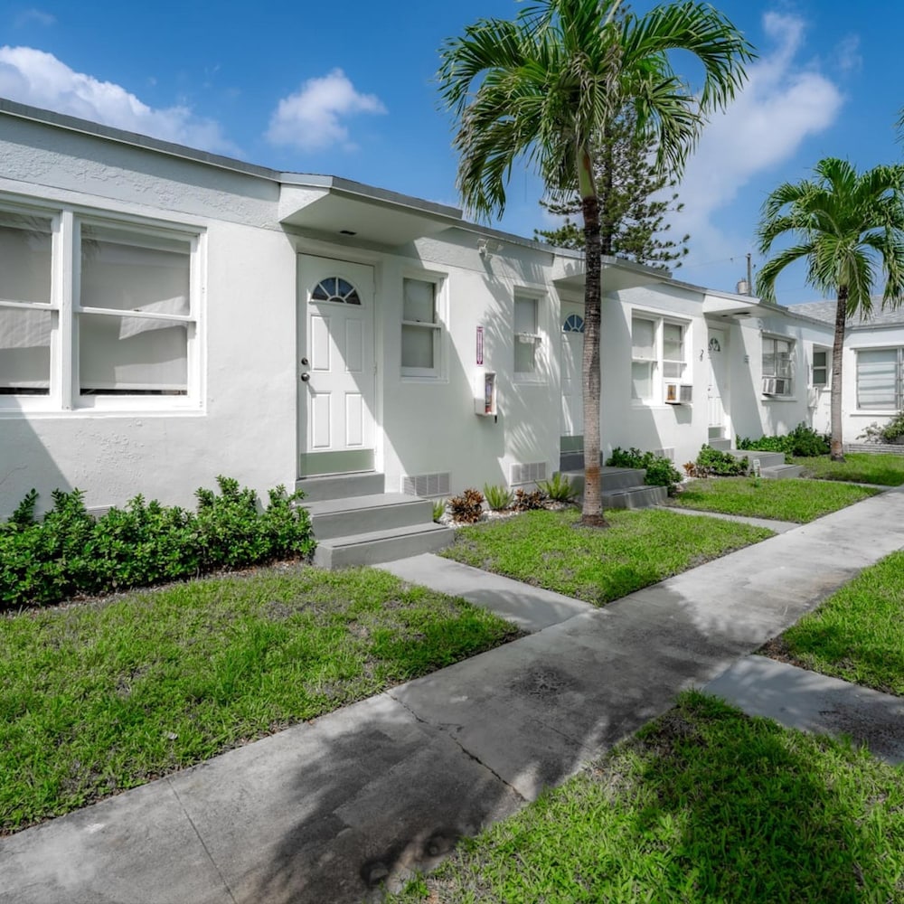 Charming Sunset Cove In Hollywood FL Free Parking