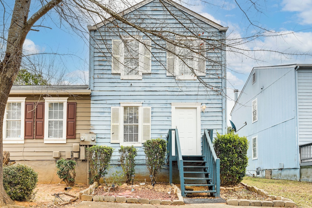 8 Mi to Stone Mountain: Quiet Getaway w/ Deck