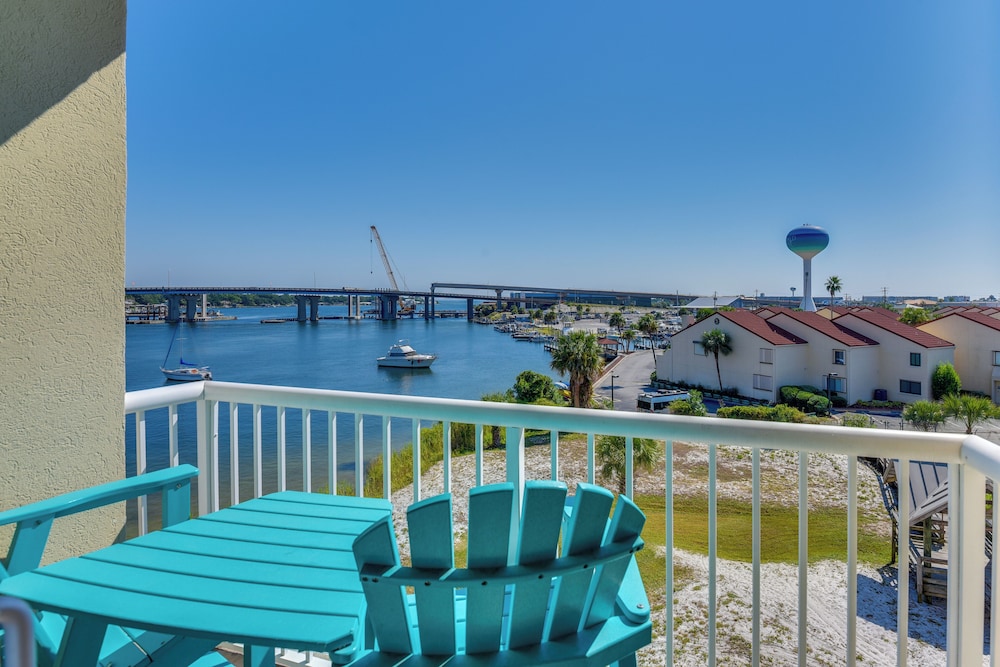 Walk to Sand! Modern Okaloosa Island Condo