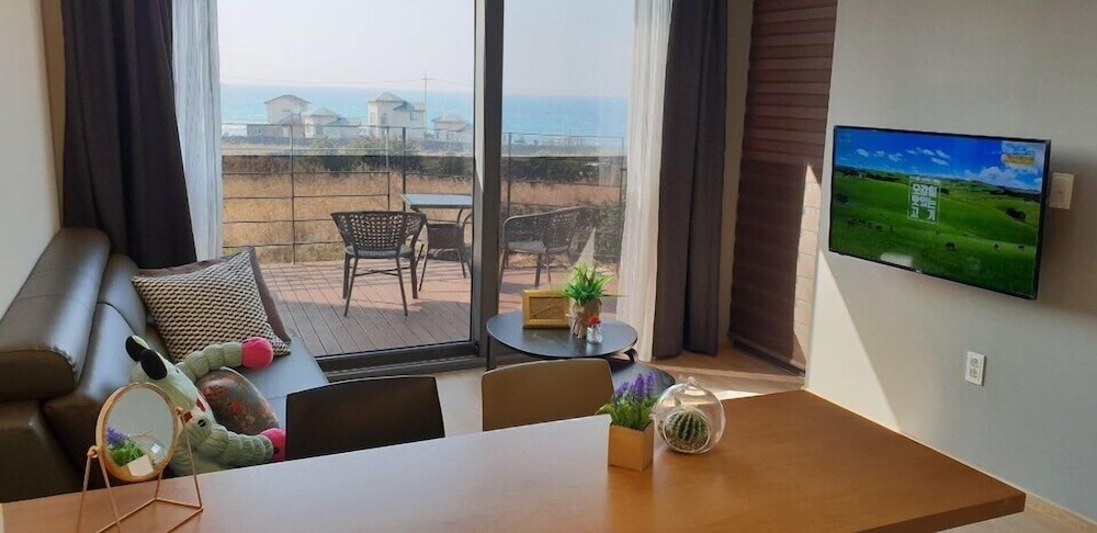 Aewol Bada Town House