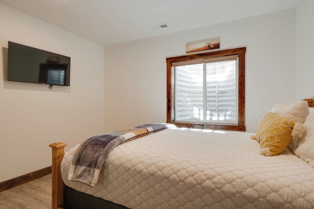 Hot Tub, Pool Table & Fireplaces: Blue River Gem